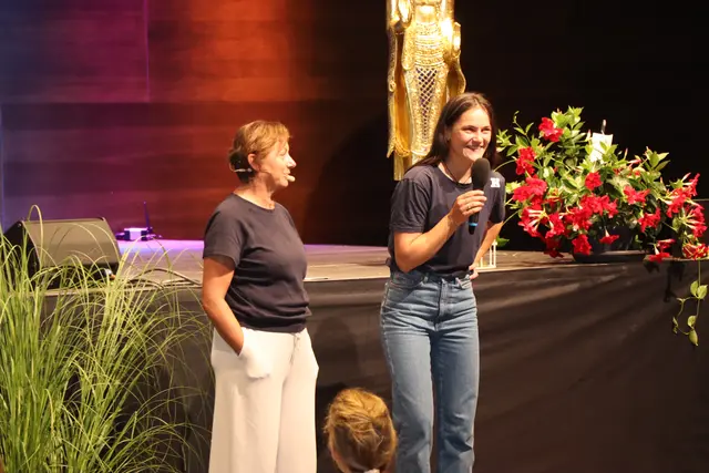 Yogalehrerin Monika Egger und Organisatorin Lina Schneeweiß (v.l.) bei der Auftaktveranstaltung am Freitagnachmittag.  | Foto: Nimpf