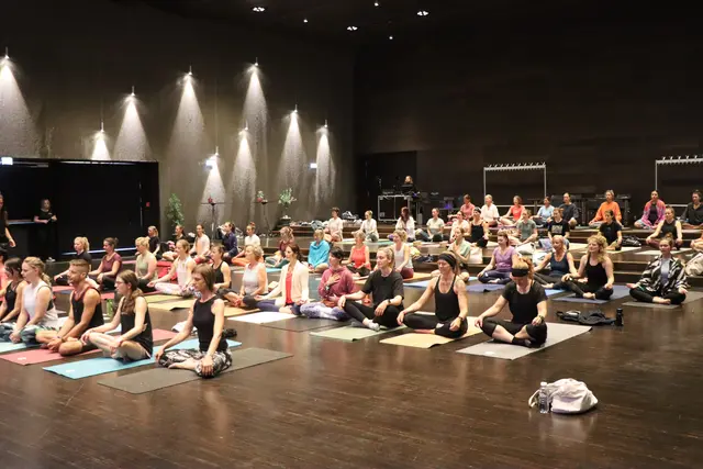 Viele kamen bereits am Freitagnachmittag zur gemeinsamen Yogaeinheit als Auftakt ins Kultur Quartier. | Foto: Nimpf