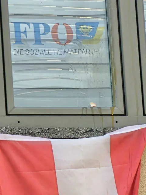 Am Sonntag flogen Eier an die Scheiben des FPÖ-Büros in Amstetten. | Foto: FPÖ Niederösterreich