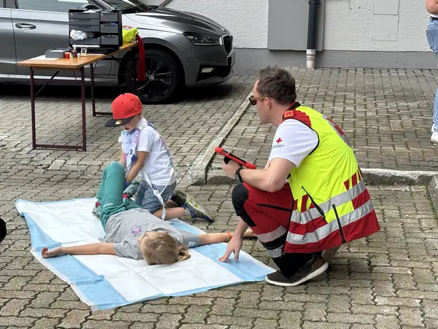 Die jungen Profis zeigen, was zu tun ist. | Foto: MeinBezirk