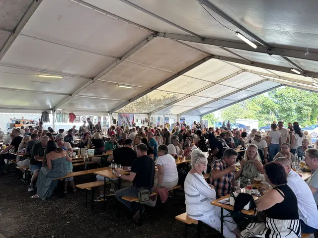Im großen Festzelt sorgte ein abwechslungsreiches Musikprogramm für beste Stimmung.  | Foto: Thiem/MeinBezirk