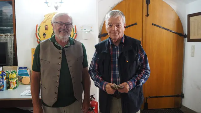 v.l.n.r.: Oberschützenmeister August Maier mit Ehrenoberschützenmeister Herbert Golser, der den Deputatpreis gewann.  | Foto: Priv. SG Enns
