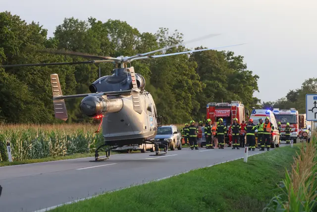 Der Notarzthubschrauber Martin 3 musste eine Frau ins Krankenhaus nach Linz fliegen – sie wurde bei einem Crash in Lambach schwer verletzt. | Foto: laumat.at