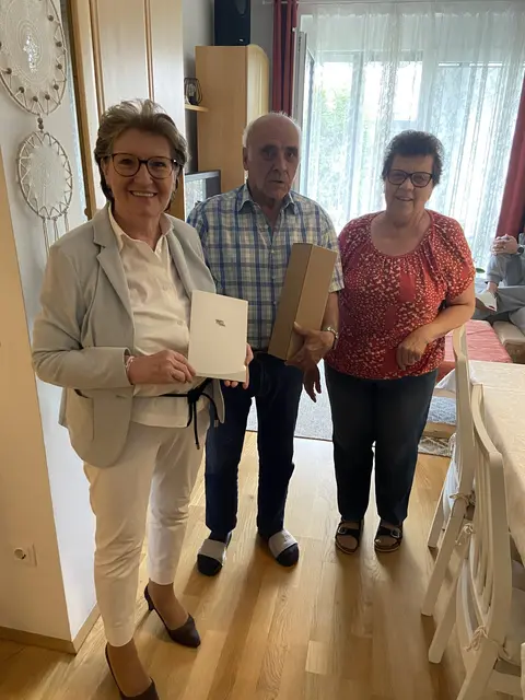 Erich Wieser (Mitte) feierte sein 80. Wiegenfest. | Foto: Stadt Wiener Neustadt/Weller