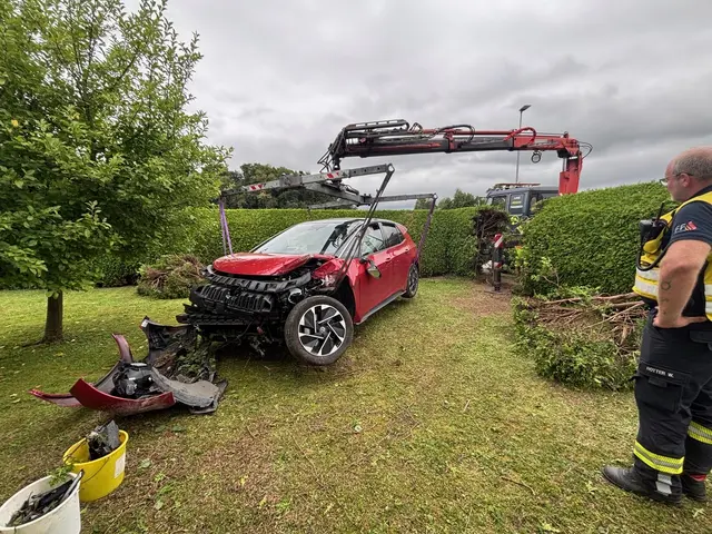 Die Freiwillige Feuerwehr Attnang unterstützte den Abschleppdienst bei der Bergung des Autos. | Foto: FFAttnang