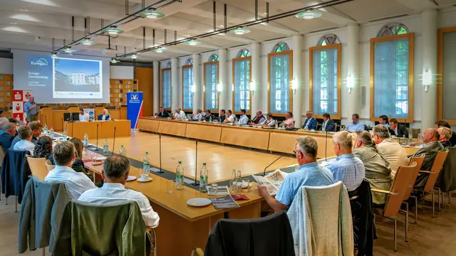 Gemeinden treffen sich zum zweiten Mal: Der Ebbser Bürgermeister Josef Ritzer trägt vor dem Plenum in Rosenheim vor.  | Foto: Rainer Nitzsche