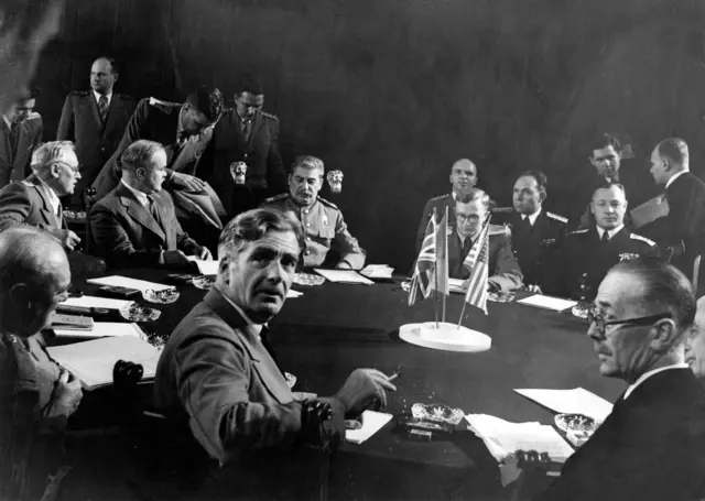 Der britische Premierminister Winston Churchill (links), der noch während der Dreimächtekonferenz abgewählt und durch Clement Attlee ersetzt wurde, Außenminister Robert Anthony Eden (im Vordergrund) sowie Josef Stalin und die Delegation der Sowjetunion (im Hintergrund) am 19. Juli 1945 an der Konferenz in Potsdam. Nach der Festlegung Nachkriegsordnung übernahmen die Briten in der Steiermark die Besatzungsmacht.  | Foto: STR / Keystone / picturedesk.com