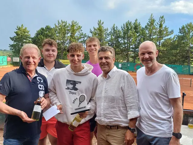 3. von links: Herren-Sieger Gregor Metz mit Peter Gerstner, Florian Matzinger, Maxi Praxmarer (beide Turnierleitung), und Bürgermeister Christian Flammer) sowie Vizebgm. Thomas Mehlstaub | Foto: TC Bad Vöslau