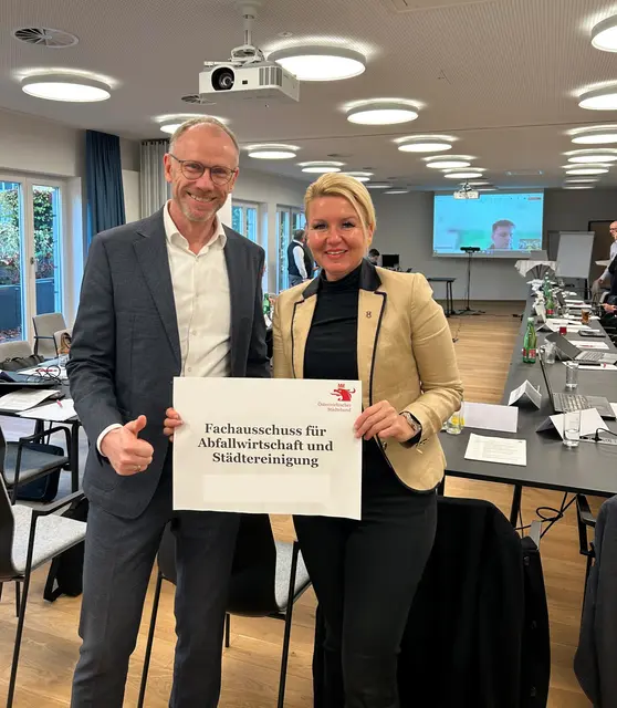 Foto: Foto: Georg Matheuschitz, DI Rainer Kronberger Vorsitzender des Fachausschusses für Abfallwirtschaft und Städtereinigung mit Entsorgungsreferentin Sandra Wassermann, BA