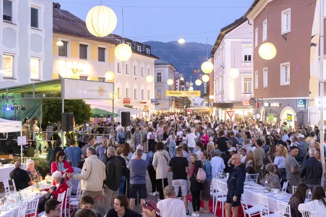 Das Lienzer Moonlight-Shopping animierte wieder tausende BesucherInnen dazu, in die Innenstadt zu „pilgern“ und die sommerliche Stimmung, das super Wetter und das mediterrane Flair in der Altstadt zu genießen. | Foto: Stadt Lienz/Brunner Images