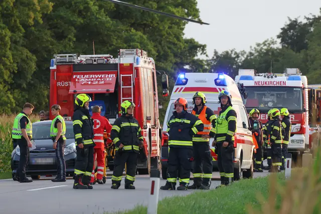 Der Notarzthubschrauber Martin 3 musste eine Frau ins Krankenhaus nach Linz fliegen – sie wurde bei einem Crash in Lambach schwer verletzt. | Foto: laumat.at