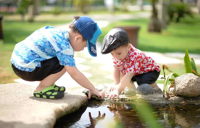 Im Wasser pritscheln: Kinder spielen gerne in der Natur. | Foto: Pixabay