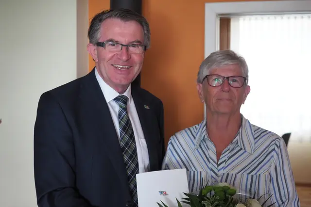 ÖVP-Stadtrat Franz Piribauer überbrachte Glückwünsche der Stadt zum 80. Geburtstag von Christine Müller. | Foto: Stadt Wiener Neustadt/Weller