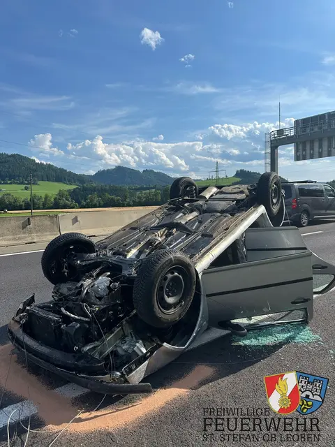 Sonntagnachmittag verlor ein Pkw-Lenker auf der L518 die Kontrolle über sein Fahrzeug und wurde über einen Erdwall und durch einen Zaun auf die S36 geschleudert. | Foto: FF St. Stefan ob Leoben