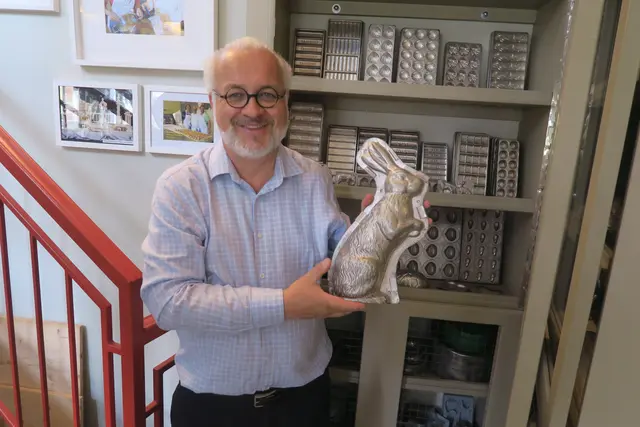 Michael Mantl-Mussak zeigte die historischen Gussformen der ehemaligen Schokoladenfabrik seines Vorfahren Anton Hawlik in Wien. | Foto: Patricia Hillinger/MeinBezirk