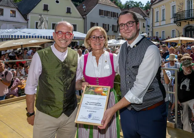 Bürgermeister Andreas Nunzer, (li.) und Tourismusvereinsobmann Ewald Stierschneider (re.) überreichten Landeshauptfrau Johanna Mikl-Leitner „die goldene Marille“. | Foto: NLK Filzwieser