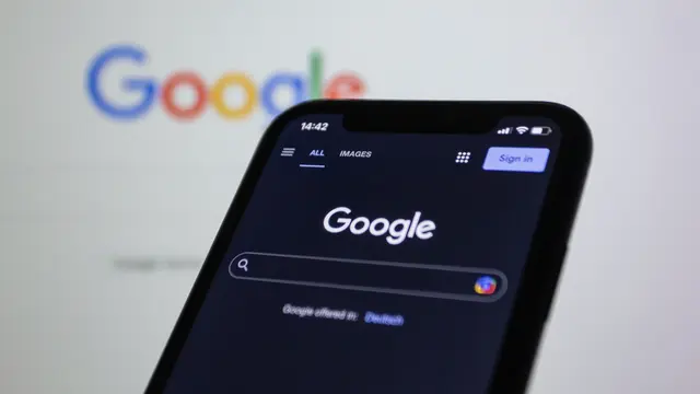 Auf Google findet man bekanntlich (fast) alles. Auch die lustigsten Rezensionen über Wiener Orte, Sehenswürdigkeiten und Institutionen. (Symbolbild) | Foto: Shutter Speed i/Unsplash