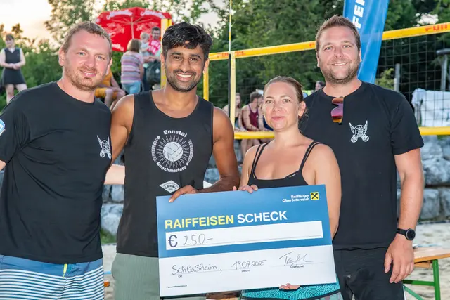 Gute Stimmung und echte Sieger beim Raiffeisen Beach Volley 2025. | Foto: Gerald Winter