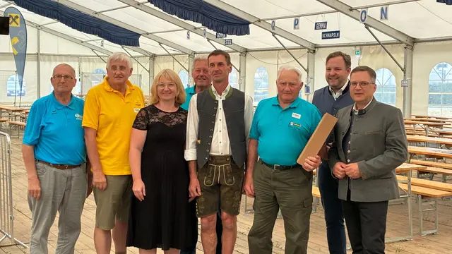 Bezirkssportreferent Wilhelm Bernauer, Johann Hingsamer; Cornelia Ertl, Raika Zell an der Pram, Obmann Matthias Bauer; Bürgermeister Martin Tiefenthaler; der älteste Teilnehmer Hermann Ziegler; Landesgeschäftsführer Franz Ebner und Nationalrat August Wöginger. | Foto: Seniorenbund
