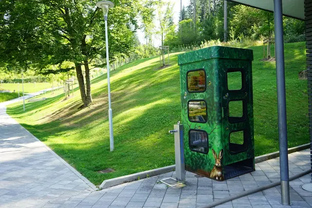 Die ehemalige Telefonzelle ist jetzt im Kurpark ein Bücherschrank. | Foto: Stadtgemeinde Köflach