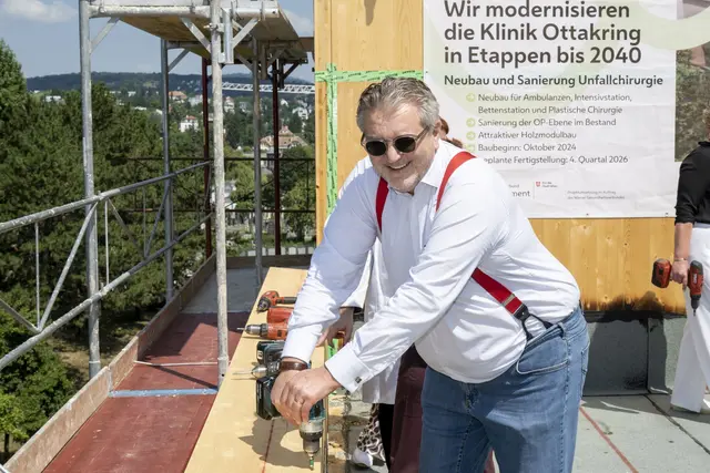 Gesundheitsstadtrat Peter Hacker (SPÖ) legt bei der Besichtigung des Rohbaus auch selbst Hand an.  | Foto: Wr. Gesundheitsverbund/Marton