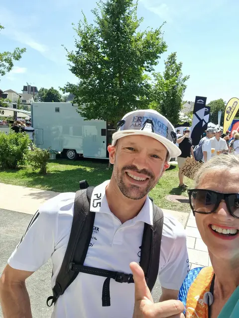 Durch ein DNF zum Zuschauen gezwungen, ergatterte Elke Schiebl im Zielbereich ein Foto mit dem regierenden Ironman-Weltmeister von Hawaii, dem Deutschen Patrick Lange