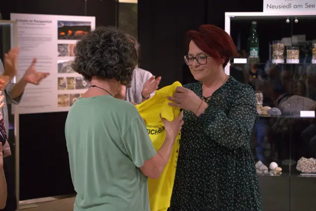 Tanja Stöckl, die Obfrau der Wirtschaftskammer Oberwart hat für jedes Mitglied der Familie Potsch eine Kleinigkeit mitgebracht  | Foto: Lisa Stöckl