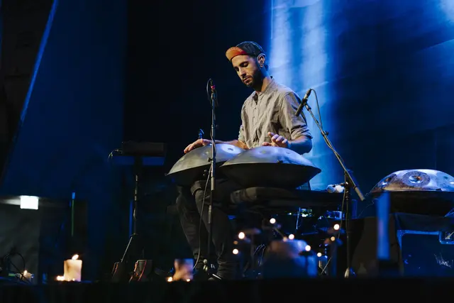 Ausnahmekünstler Manu Delago beim Konzert im Kultur Quartier Kufstein im Rahmen der yoga.tage im Kufsteinerland. | Foto: TVB Kufsteinerland / Lisa Eiersebner