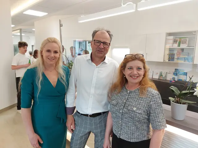 Anlässlich der feierlichen Wiedereröffnung der frisch sanierten HNO-Praxis von Konstantia Gruber und Andreas Lackner am Hauptplatz 1 stattete Bürgermeisterin Andrea Heinrich der Ordination einen Besuch ab. | Foto: Stadtgemeinde Liezen