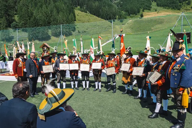 Für ihre langjährige Mitgliedschaft geehrt wurden: Georg Sarnthein, Roman Nocker, Franz Nagiller, Franz Peer, Franz Gschirr, Herbert Trafoier, Franz Pranger, Alois Gatt, Franz Cebular und Johann Eller | Foto: Pernsteiner