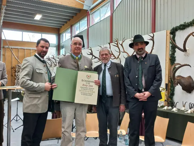 Bei der Trophäenschau 2023 wurde George Aman (2.v.l.) von der Jägerschaft für seine Arbeit ausgezeichnet. | Foto: Bezirksjägerverband Reutte