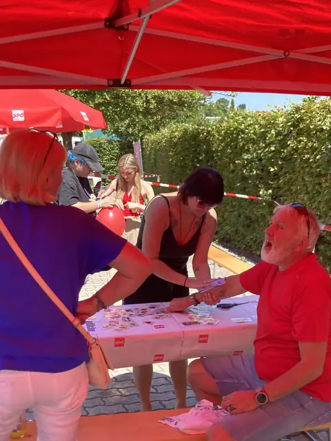 Auch die Großen kamen nicht zu kurz - die Sticker-Tattoos beim SPÖ-Stand sorgten für Spaß  bei Jung und Alt | Foto: SPÖ Lambrechten