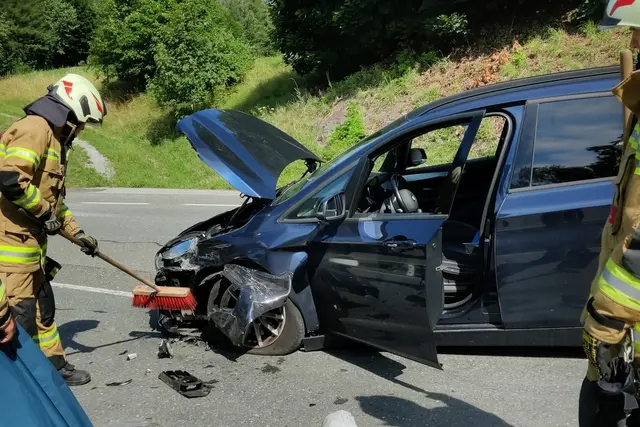 Beide Autos wurden schwer beschädigt. | Foto: FF Pfarrwerfen