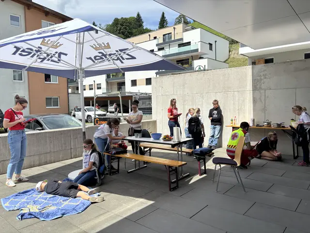 Das Team "Mini Spiders" aus Gastein hilft den Verletzten. | Foto: MeinBezirk