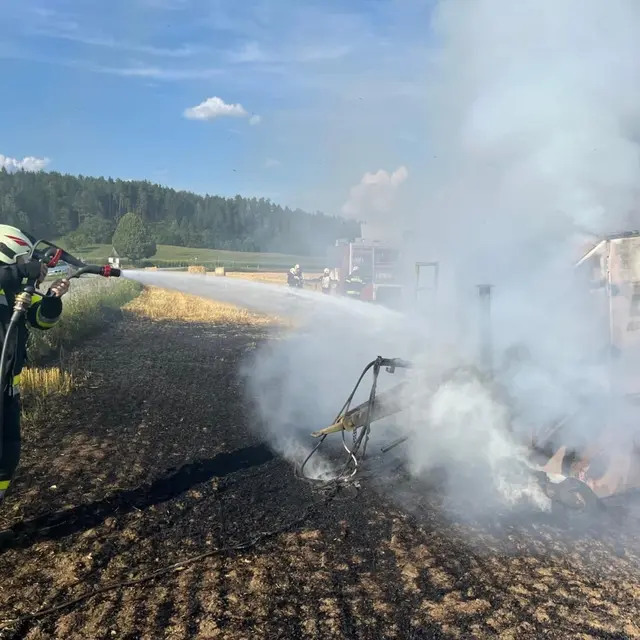 Der Landwirt habe die Ballenpresse von der Zugmaschine abgehängt und so das Übergreifen auf den Traktor verhindert. | Foto: Feuerwehr Tainach