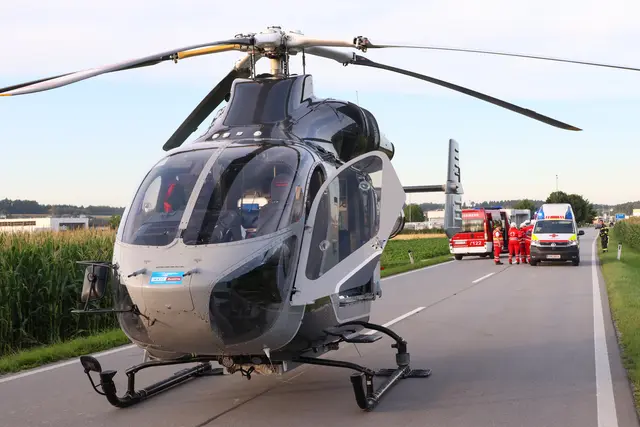 Der Notarzthubschrauber Martin 3 musste eine Frau ins Krankenhaus nach Linz fliegen – sie wurde bei einem Crash in Lambach schwer verletzt. | Foto: laumat.at