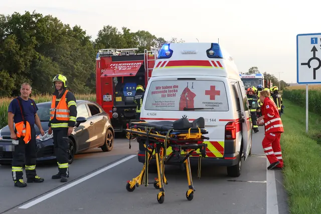 Der Notarzthubschrauber Martin 3 musste eine Frau ins Krankenhaus nach Linz fliegen – sie wurde bei einem Crash in Lambach schwer verletzt. | Foto: laumat.at