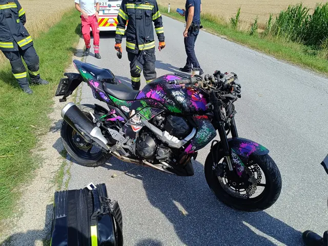 Während sich die medizinischen Einsatzkräfte um den Verletzten kümmerten, sorgte die Freiwillige Feuerwehr Neuaigen für die Bergung des stark beschädigten Motorrades. | Foto: FF Neuaigen
