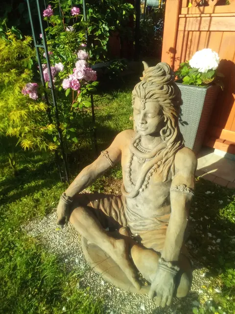 Brigitte Schwab sorgt sich liebevoll um ihren Garten. Die "Bewachung" übernimmt eine Statue des indischen Gottes Shiva. | Foto: Brigitte Schwab