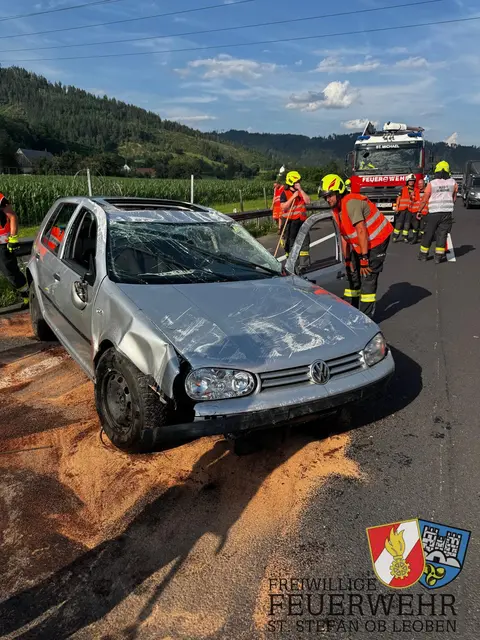 Im Unfallfahrzeug befanden sich fünf Insassen, die Verletzungen unterschiedlichen Grades erlitten. | Foto: FF St. Stefan ob Leoben