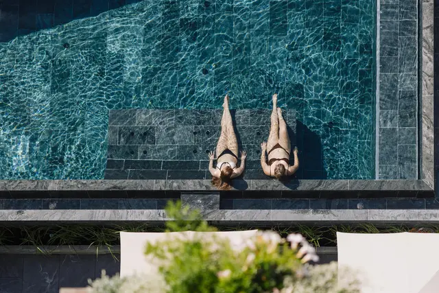 Entspannen am Pool oder die Kulinarik im Restaurant genießen heißt es im Hotel Tirol in Fiss. | Foto: Fabian Schirgi