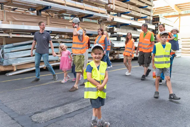 Das ist Sebastian bei der Werksführung mit Papa Christian (Vertriebsleiter von Deutschland bei Leeb) und Schwester Paula an der Hand. | Foto: Leeb Balkone