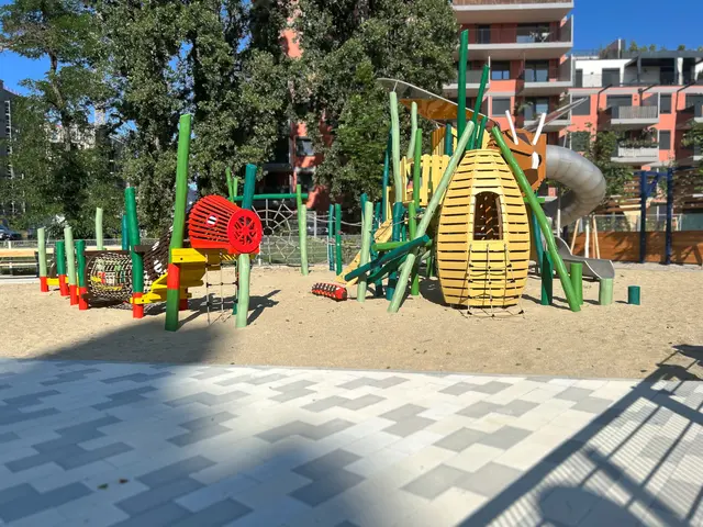 Unter dem Motto "Von der Raupe zum Schmetterling" können sich Kids am neuen Themenspielplatz ordentlich austoben. | Foto: BV 22