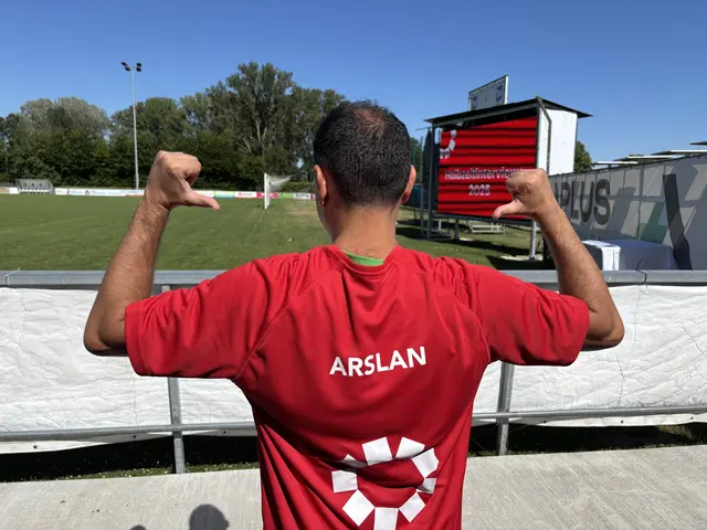 …Hikmet Arslan nimmt’s sportlich und schlüpft in die neue "Rolle". | Foto: Sandra Schütz