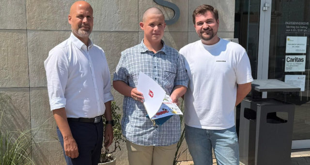 Für sein tapferes und selbstloses Einschreiten wurde Tobias Steiner (Mitte) geehrt. | Foto: Stadtgemeinde Frauenkirchen