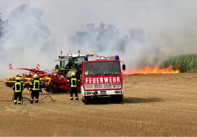 Ein Feldbrand hält aktuell die Feuerwehr in Atem. | Foto: DOKU-NÖ