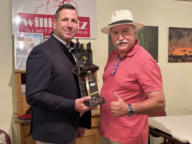 Jürgen Scheuer und Willi Opitz präsentieren das neue, fälschungssichere Etikett für die "PolePosition"-Edition. | Foto: Victoria Nagy