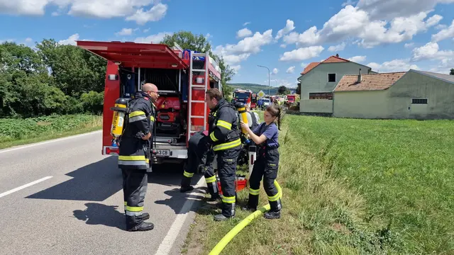Der Atemschutztrupp verschafft sich Zugang zur Brandwohnung. | Foto: FF Göllersdorf/Großstelzendorf