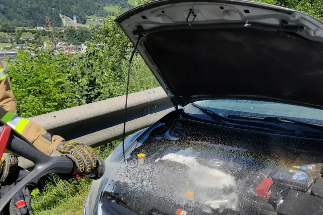 Im Motorraum war Feuer ausgebrochen. | Foto: FF Pfarrwerfen