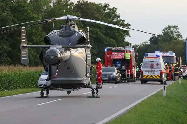 Der Notarzthubschrauber Martin 3 musste eine Frau ins Krankenhaus nach Linz fliegen – sie wurde bei einem Crash in Lambach schwer verletzt. | Foto: laumat.at